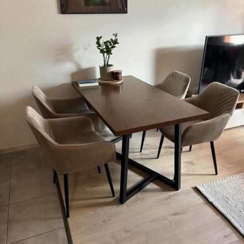Meble loftowe –nowoczesny stół loftowy z metalu