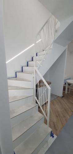 Białe schody metalowe Mazury